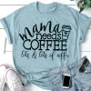 2024 NYHET MAMA BEHÖVER Kaffe Kvinnor Gröna bokstäver Tryck T-shirt Summer Kort ärm O Neck Tees S-5XL Casual Tshirt för kvinnliga kläder C0220