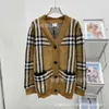 Kvinnors stickor Tees Designer Autumn and Winter B Family V-ringning stickad Cardigan Plaid Loose Lazy Unisex Coat 2023 Mjuk glutinös tjock tröja Ny produkt 10nv