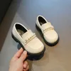 Детская кожаная обувь на плоской подошве в британском стиле, весенне-осенняя мода 2024 года, детская обувь с жемчугом и бисером, вечерние туфли принцессы для девочек 240127