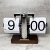 Moderne Flip-Clock-Umblätterzeit für die Desktop-Dekoration zu Hause mit viel Sinn für Technologie 240119
