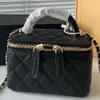 S äkta läder crossbody designers väska koppling quiltad klassisk kvinnokedja bärbar förvaring toalettartikar väska kvadratmode mini trevlig satchel