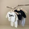 Kläder sätter hösten baby pojke kläder set casual girl brev långärmade toppsportbyxor småbarn pojkar unisex loss bekväm