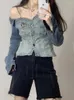Camicette da donna Lavaggio retrò Colore blu Camicia di jeans da donna Colletto obliquo Design a maniche lunghe Decorazione a catena femminile con spalle scoperte Streetwear