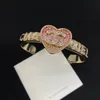 Luxury Crystal Armband Kvinnor Pink Heart Bangle Fashion Märke Designer Letter Armband Real Gold Plated Copper Brass Armband Womens Wedding Jewelry Love Gift
