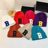 Beanie/Skull Caps Multicolor Big Letter Patch Tjockade varma stickade mössor P B C Sticker Decoration Winter Hat Cap Unisex Vuxna Sporthattar YD037 YQ240207