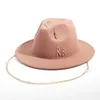 Sombrero Fedora con letras de diseño de lujo para mujer, decoración de cadena de Metal, sombrero de Jazz, gorras de fiesta para iglesia 240127