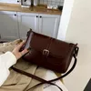 Kvällspåsar brun crossbody messenger väska för kvinnor läder axel damer medelstora fyrkantiga retro designer handväskor 2024 trend