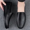 Echte lederen loafers ontwerp mocassin mode -slip op zachte platte casual mannen volwassen mannelijk schoenen handgemaakte bootschoenen 240129