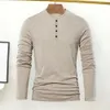 Henley Collar Top Men Spring Mens Solid Color Long Sleeve Pullover Tshirt med rund nackknappdetalj för hösten 240130