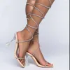 Sandálias 2024 Senhoras Romanas Sexy Strass Pé Anel Strap Transparente Salto Alto Cristal Europeu Americano Moda Feminina Sapatos