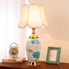 Lampade da tavolo Hongcui Lampada in ceramica contemporanea LED Lampada da scrivania da comodino creativa semplice cinese per l'arredamento della camera da letto del soggiorno di casa