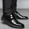 حذاء اللباس جلد براءة اختراع 38-44 MOCCASIN BOY MANS للعرائس أحذية رياضية سباقات رياضة في عروض 2024 مصمم كاسوال
