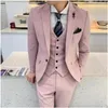 メンズスーツほこりっぽいピンクの男性スリムフィット3ピースシングル胸肉ビジネスフォーマルウェディングエレガントな男性服ジャケットパンツベストカスタム