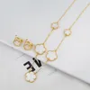 Ketting Oorbellen Set Luxe Pruimenbloesem Plant Vijf Blad Bloem Hanger Sieraden Dames Eenvoudig Oor Gesp Geschenk Klaver