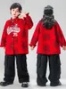 Bühne tragen 2024 Chinses Stil Roten Mantel Schwarz Cargo Hosen Anzug Für Mädchen Jazz Dance Performance Jungen Hip Hop Kleidung DQS15301