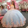 Небесно-голубое платье Quinceanera с открытыми плечами, розовая цветочная аппликация, цветочное кружево, бисер, тюль, бальное платье, корсет, Sweet 16 Vestidos De 15 Anos