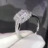 Anelli di nozze Anello di fidanzamento per fidanzata Stile coreano di lusso Accessori di colore in oro bianco Zircone Gioielli da donna all'ingrosso KAR057