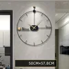 壁の時計ミニマリストビッグサイズブラックベッドルームメタル大型モダンデザイナーハンドレロイデレパパラサラルームの装飾