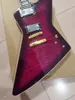 Guitarra elétrica em formato de ganso roxo, corpo, cabeça frontal, top de bordo acolchoado, corpo encadernação Lulu branca, hardware eletrônico dourado, em estoque