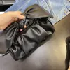 Street Photo Designer-Handtasche mit Schleife, 2023 Frühjahr/Sommer, neue Satin-Handtasche, plissierte Wolkentasche, einzelne Schulter, diagonale Kreuzhandtasche, vielseitige Ledercreme