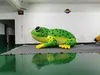 5 ml (16,5 Fuß) mit Gebläse, grüner aufblasbarer Frosch mit Streifen für die Werbung auf aufblasbaren Gegenständen, Ballpark-Bühnendekoration