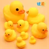 Großhandel 100 Stück Rhabarber Ente Kleine gelbe Ente Kinder Schwimmen Ente Bad Kneten Sound Bad Emaille Baby Spielzeug