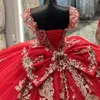 2024セクシーな暗い赤い赤いQuinceanera Dree Ball Gown Off Off Sholdled Gold Lace Applique Crytal Bead Puffy Coret Back Bow Ruffle Party Dre Prom Evening 0513