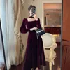 Robe sexy femmes français rétro vintage col carré taille bureau dame vin rouge velours doré automne et hiver vêtements féminins 240129