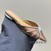 Chinelos elegante rosa vermelha seda pontiaguda corrente de cristal decorativo forro de couro plano tamanho grande mules sapatos de férias femininos