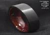 8 mm schwarzer, gebürsteter Wolfram-Ehering mit roter Sandale und Holzeinlage für Herren039s Schmuck 2103104828966