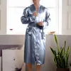 Vêtements de nuit pour hommes Hommes mince peignoir long cardigan imitation soie chemise de nuit pyjamas de glace vêtements de maison été