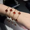 braccialetto van clover designer di lusso braccialetto cinquefoil reversibile di fascia alta maglia rosso fuoco stile placcato gioielli in titanio 18k