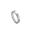 Anéis de banda de joias de luxo Pnbi Versão alta Baojia Anel de osso de cobra para homens e mulheres Novo anel de casal de cobra de ouro rosa em formato de diamante liso 7y18