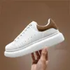 Designer Moda scarpe casual alexandra Platform Sneakers Uomo Donna Scarpe stringate di lusso Pelle scamosciata Serpentine mcquens des chaussures Espadrillas scarpe da corsa