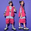Stage Wear Bambini Jazz Costumi di danza moderna per bambini Rosa rossa Gilet allentato Pantaloncini Suit Ragazze Hiphop Rave Abbigliamento Streetwear DQS13278