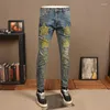 Jeans pour hommes Rétro XINGX Brodé Fashion Street Slim Fit Skinny Stretch Patch Lavé Pantalon décontracté en détresse