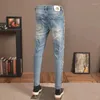 Jeans pour hommes Summer Light Blue Ripped Hommes Streetwear Casual Side Burrs Slim Fit Straight Denim Pantalon