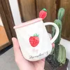 Tazze 400ml Personalità Creativa Ragazza Carina Fragola In Ceramica Con Coperchio Cucchiaio Tazza di Acqua Per Uso Domestico Coppia Colazione Caffè Tazza di Latte