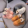 Сапоги, коллекция 2024 года, зимняя детская кожаная обувь, модная плюшевая теплая плюшевая обувь для маленьких девочек, уличная нескользящая короткая обувь для маленьких девочек