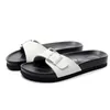 Sandaler Summer 2024 Koreansk modetrend Casual Non-Slip Joker Women Wear Beach Slides Högkvalitativa tofflor plus storlek 35-43