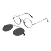 Les lunettes de soleil encadrent les lunettes rondes en métal avec le clip pour les lentilles de prescription