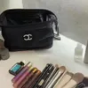 Borsa cosmetica nera di nuovo stile Borsa per articoli da toilette portatile femminile di grande capacità in una borsa di fascia alta