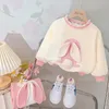 服は秋の子供のための秋の子供をセットしますTシャツパンツ幼児の子供たちトラックスーツかわいい漫画ウサギの幼児服の服