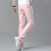 Herr jeans rak design mode denim gula rosa manliga byxor elastiska smala koreanska avslappnade ungdomsklassiker