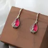 Dangle Oorbellen 925 Sterling Zilver Eardrop Ingelegd Kunstmatige Robijn Nationale Stijl Creatieve Kleine Waterdruppel Dame Mode-sieraden Cadeau