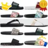Heta män kvinnor skor ny designer tofflor pärla orm tryck glid sommar bred platt dam sandaler toffel med låddammväska 35-46