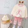 服は秋の子供のための秋の子供をセットしますTシャツパンツ幼児の子供たちトラックスーツかわいい漫画ウサギの幼児服の服