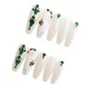 Unghie finte verde diamante dorato finto con delicati ornamenti di diamanti per uso domestico nella scuola di nail art