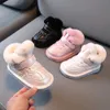 Stivali da neve invernali per ragazze Scarpe in cotone caldo peluche in pelle PU antiscivolo Calzature invernali morbide con suola morbida in velluto per bambini 240131