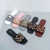 Nuevo diseñador Diapositivas Mujer Tela bordada Zapatillas metálicas Letra P Sandalia Triángulo Tacones gruesos Moda Verano Playa Zapatos de tacón bajo